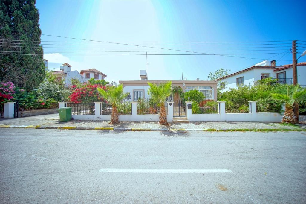 Ayorgiev 3 Bedroom Cosy House