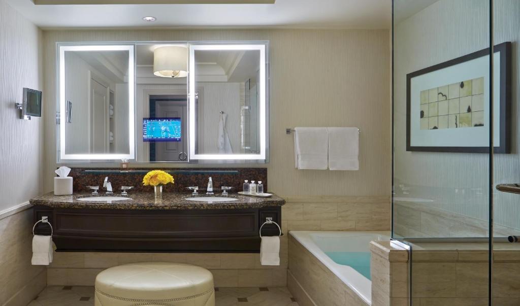 Сьюит (Панорамный люкс «Премьер», вид на стадион), Four Seasons Hotel Las Vegas