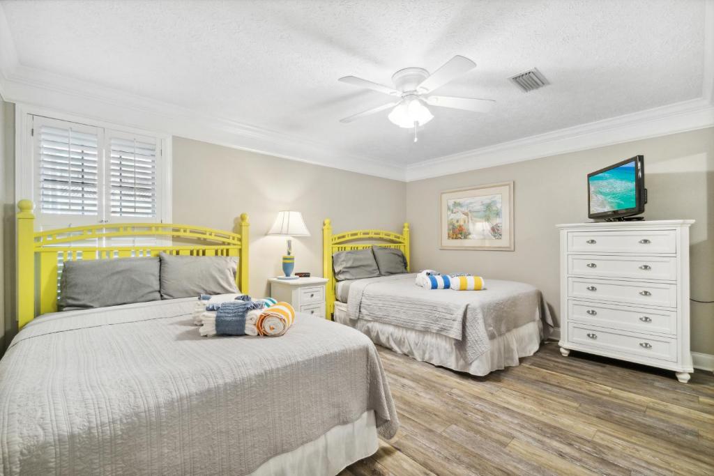 Seaspray Hideaway Sleeps 8 Pools Beach Access photo 4