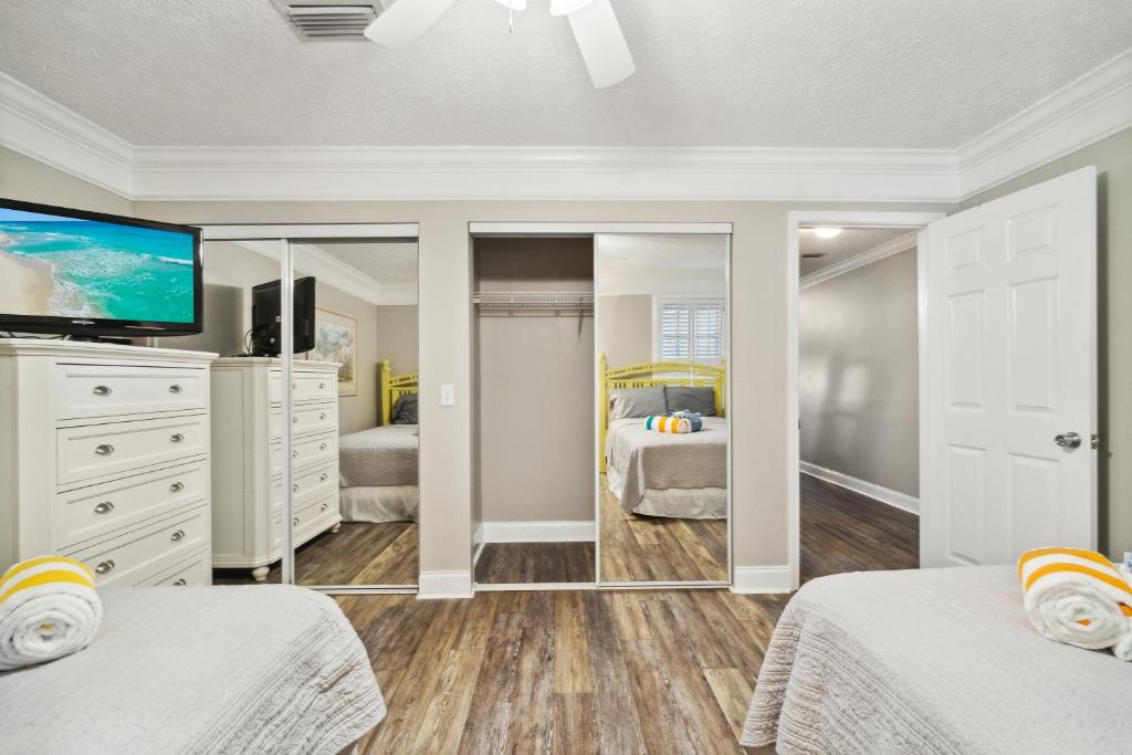 Seaspray Hideaway Sleeps 8 Pools Beach Access photo 3