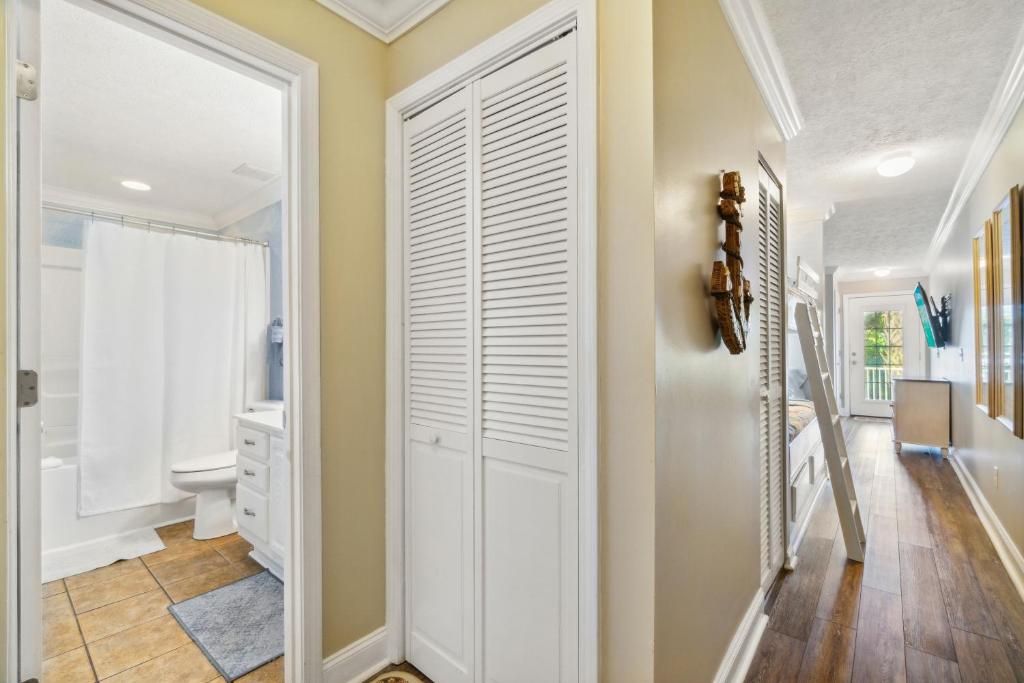Seaspray Hideaway Sleeps 8 Pools Beach Access photo 2