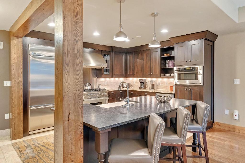 Edgemont 2306 - Luxury Ski-in Ski-out Condo photo 4