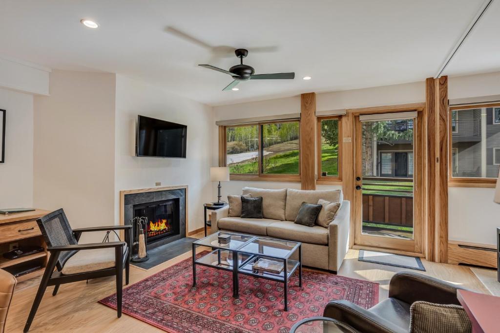 Laurelwood Condominiums 409 image