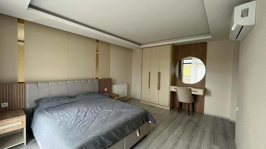Fancy 3 bedroom Apartment super deluxe Furniture photo 4