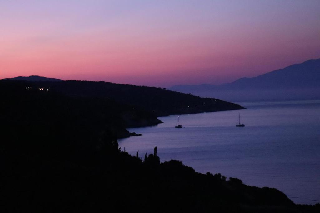 Παραθαλάσσιο εξοχικό σε ελαιώνα με υπέροχη θέα photo 1