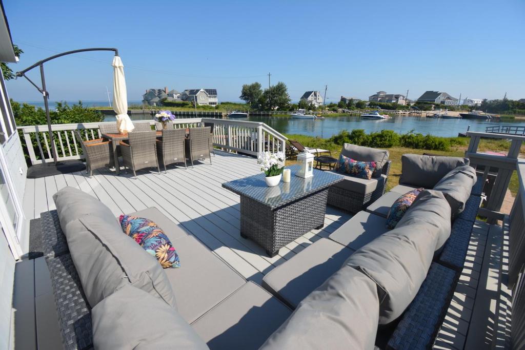 Private Summer Rental Beach House with a 30ft Boat Dock photo 1