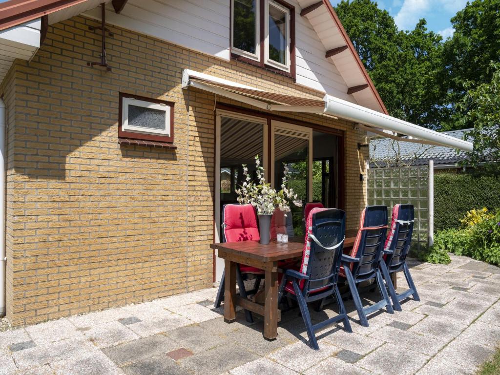 Modern holiday home in Baarland with swimming pool photo 2