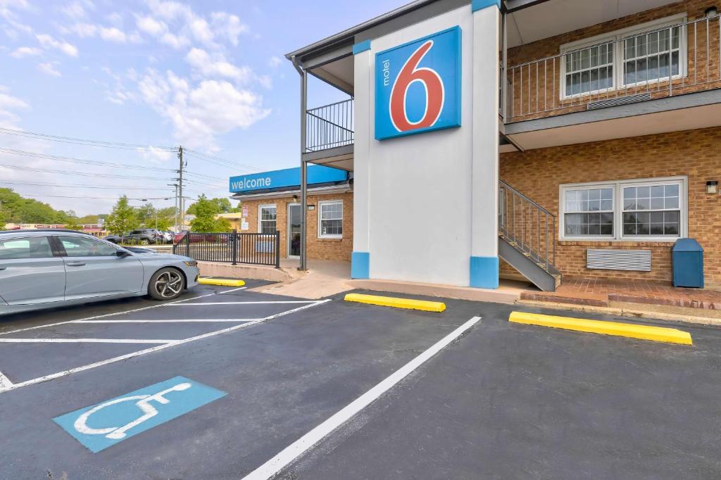Motel 6-Falls Church, VA - Arlington Boulevard photo 2