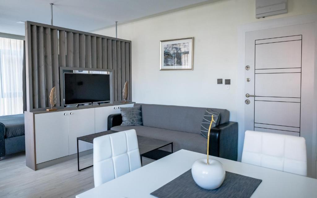 ADIRAMAR Apartments photo 2