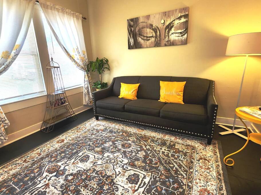 Adorable French corner by Downtown-Houston, Heights & WOMH image