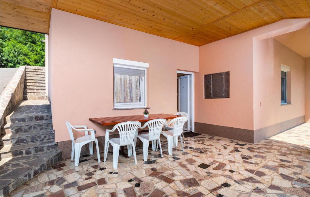 Beautiful Apartment In Bresca With Wifi - Tap to explore photos