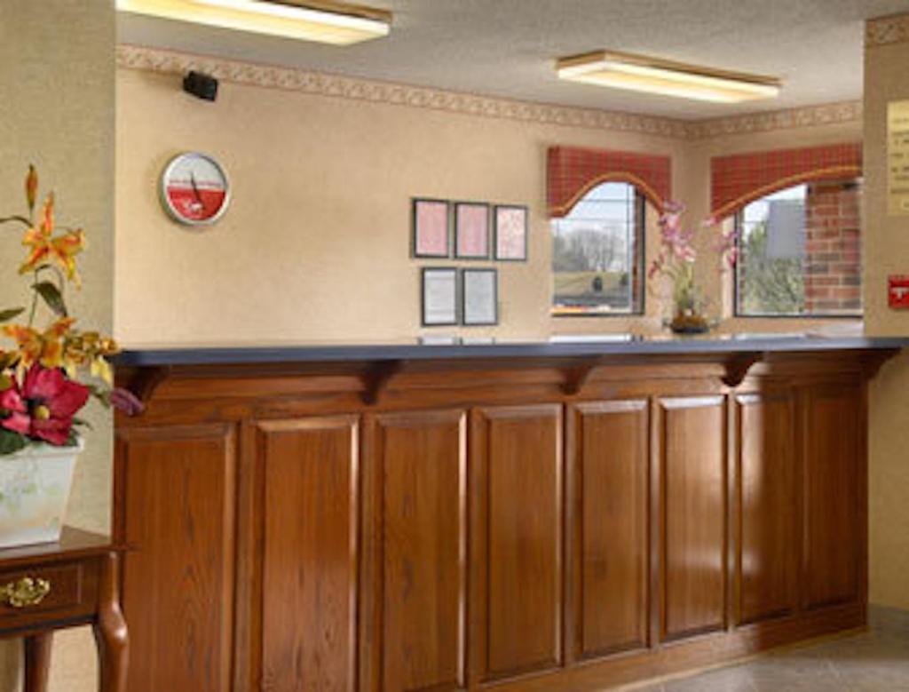 Red Roof Inn & Suites Cleveland, TN photo 2