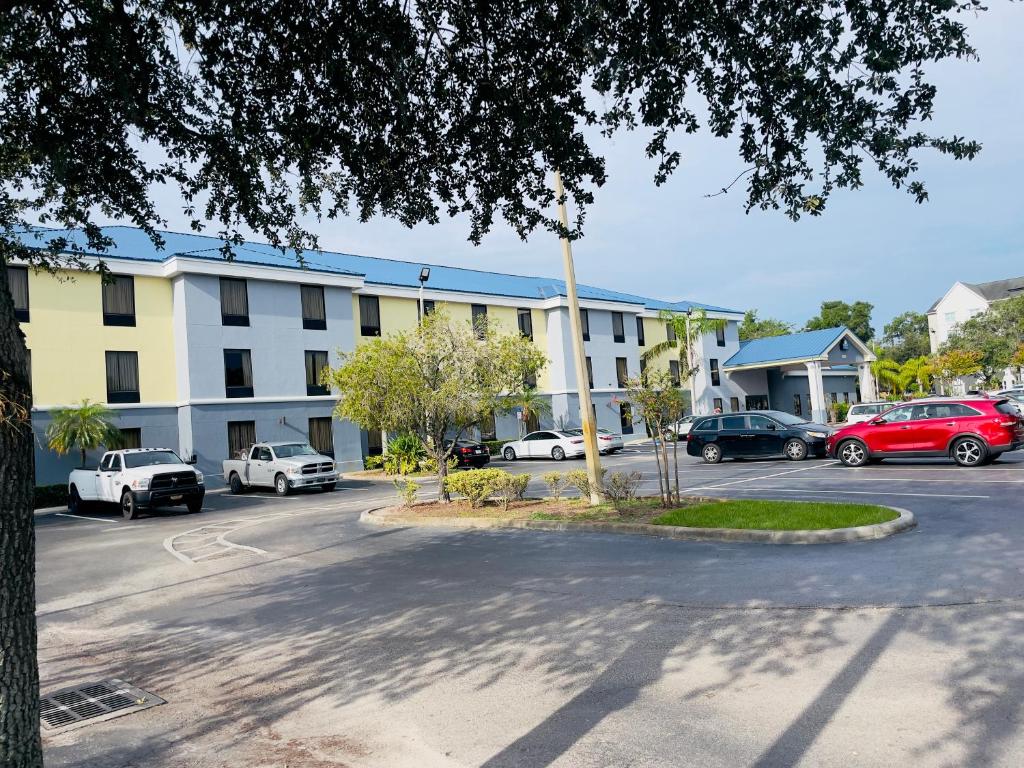Days Inn & Suites by Wyndham Lakeland image