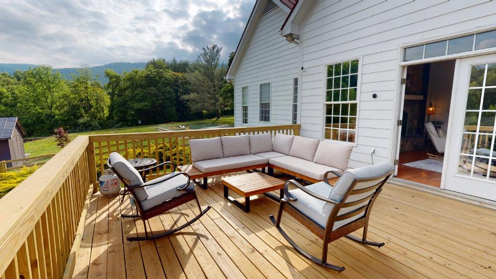 Wine Country Modern Farmhouse on 10 Acres and Pool photo 3