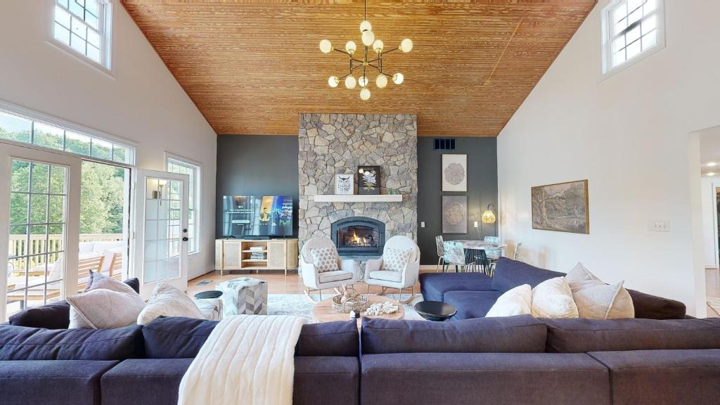 Wine Country Modern Farmhouse on 10 Acres and Pool photo 2