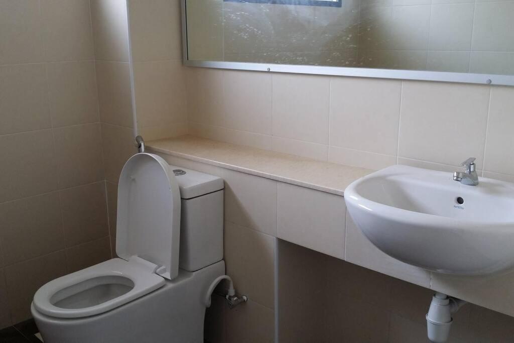 Cosy Spacious Homestay in Central Batu Pahat with Wifi & GENTING Clubhouse photo 4