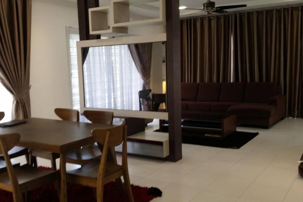 Cosy Spacious Homestay in Central Batu Pahat with Wifi & GENTING Clubhouse photo 2