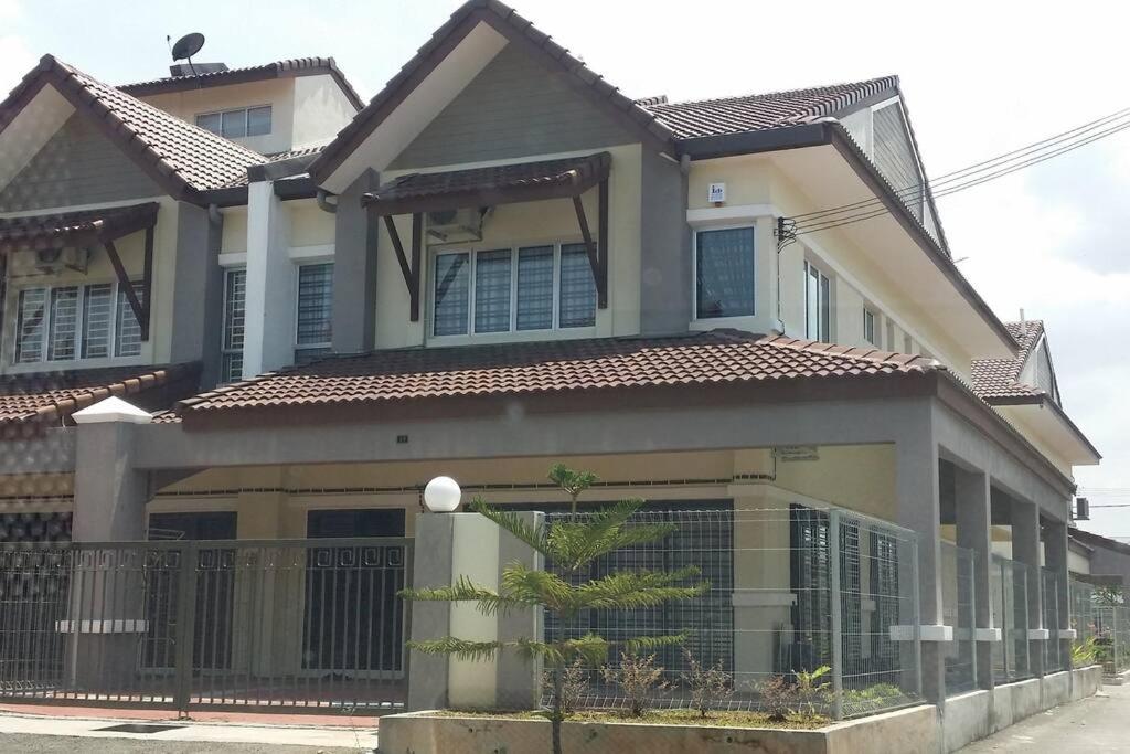 Cosy Spacious Homestay in Central Batu Pahat with Wifi & GENTING Clubhouse photo 3