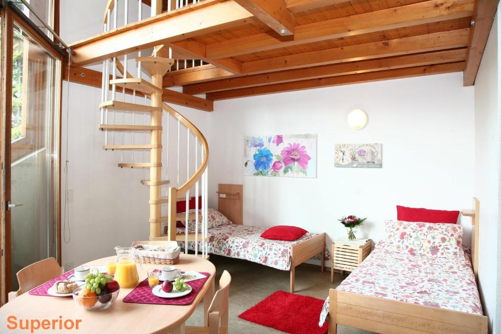 Четырехместный (Улучшенный четырехместный номер), Lugano Savosa Youth Hostel