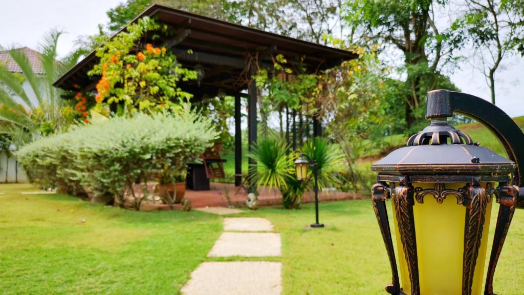 TREVOR LUXURY GOLF VILLA swimming pool garden