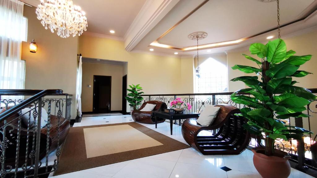 TREVOR LUXURY GOLF VILLA swimming pool garden photo 3