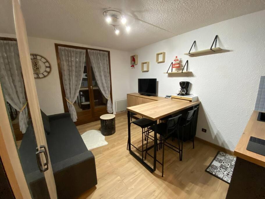 Studio face aux pistes avec balcon Alpe du Grand Serre