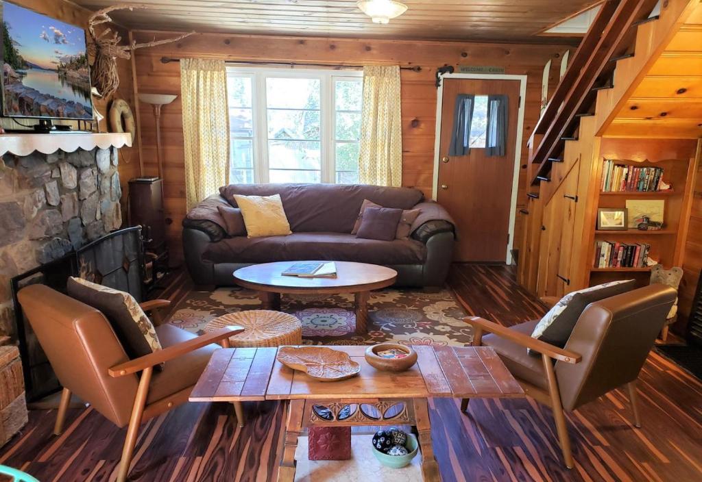 A Sweet Pine Cabin - Adorable retro home in a peaceful residential neighborhood photo 2