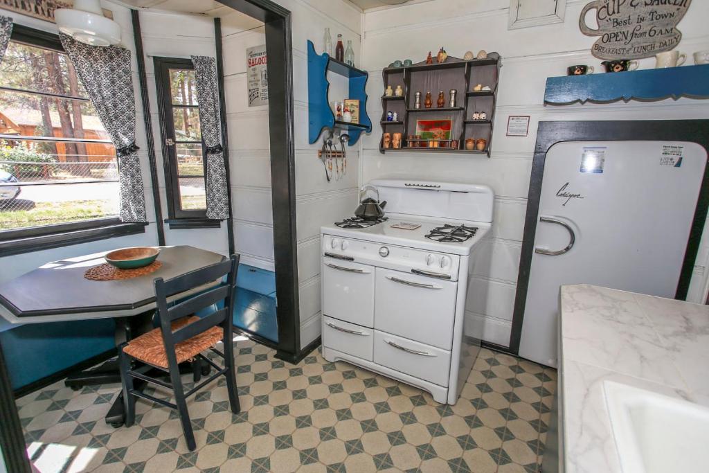 A Sweet Pine Cabin - Adorable retro home in a peaceful residential neighborhood photo 4