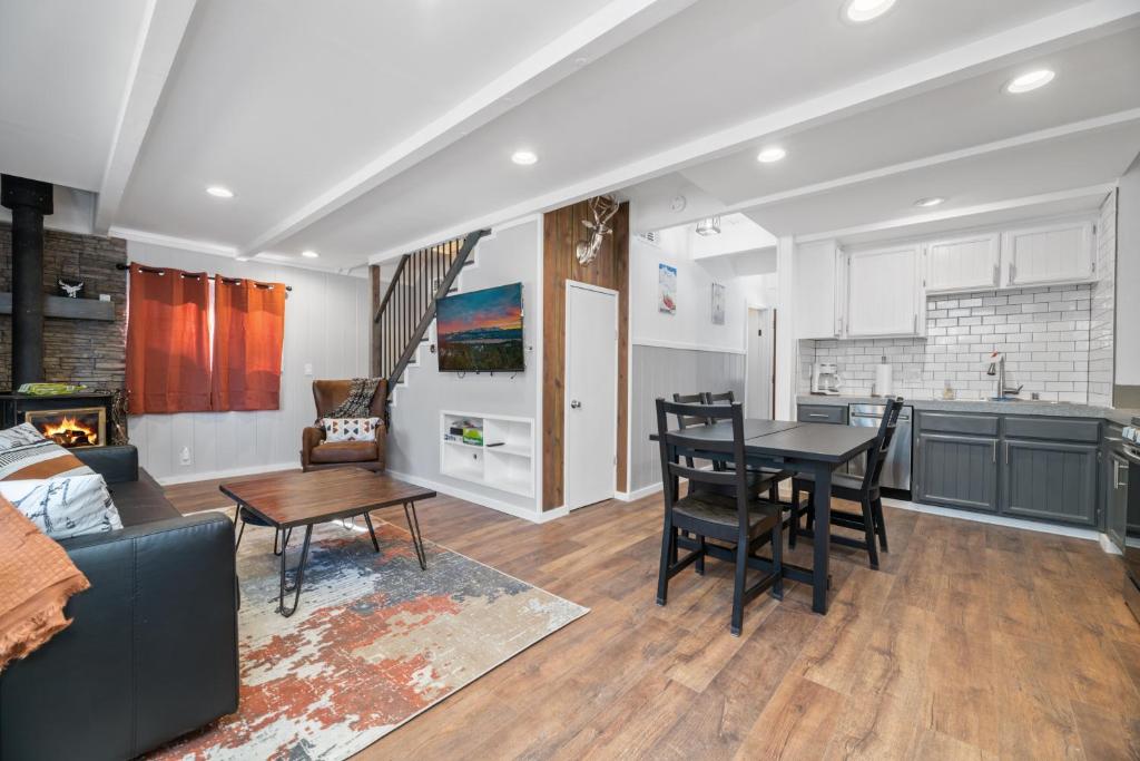 Vanderhut Chalet - Walking distance to a local park, skate park, and dining photo 2