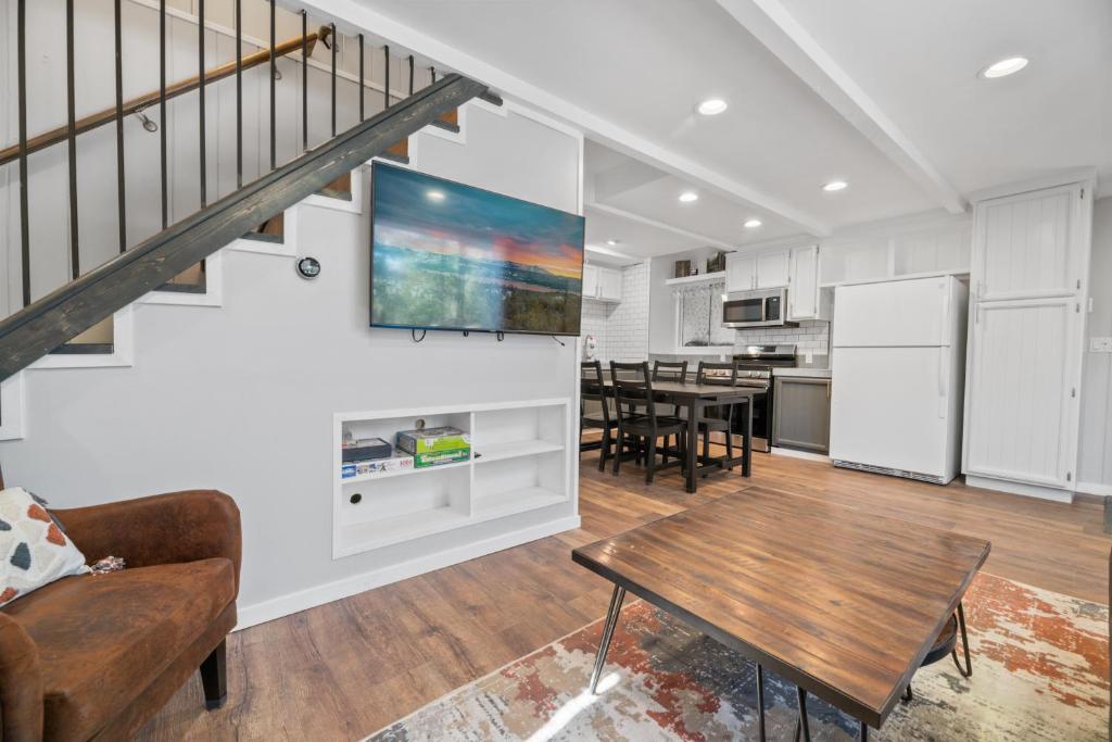 Vanderhut Chalet - Walking distance to a local park, skate park, and dining photo 3