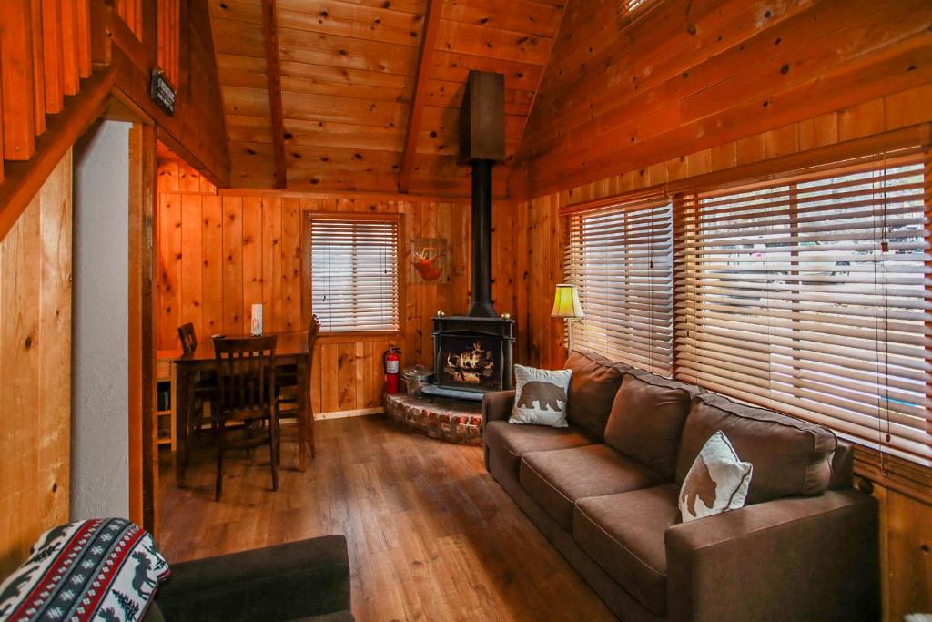 Twin Bear - Cozy and convenient, relaxing cabin with a nice fenced yard and a BBQ photo 1