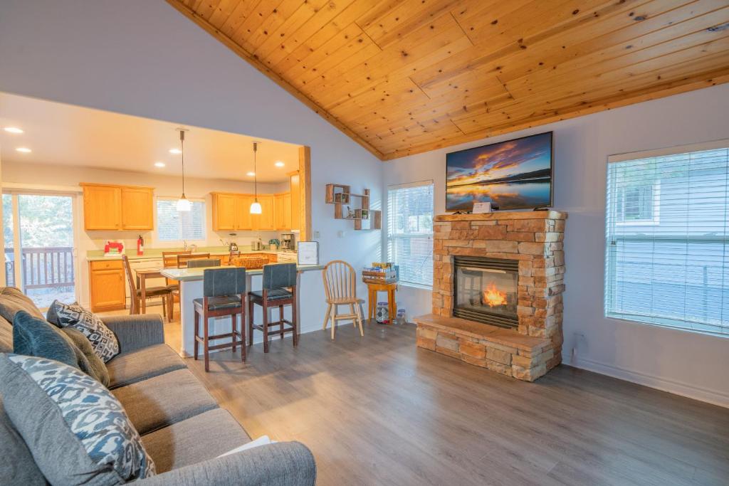 Brown Bear Lodge - Cozy mountain home situated within the quiet and ideal Sugarloaf neighborhood