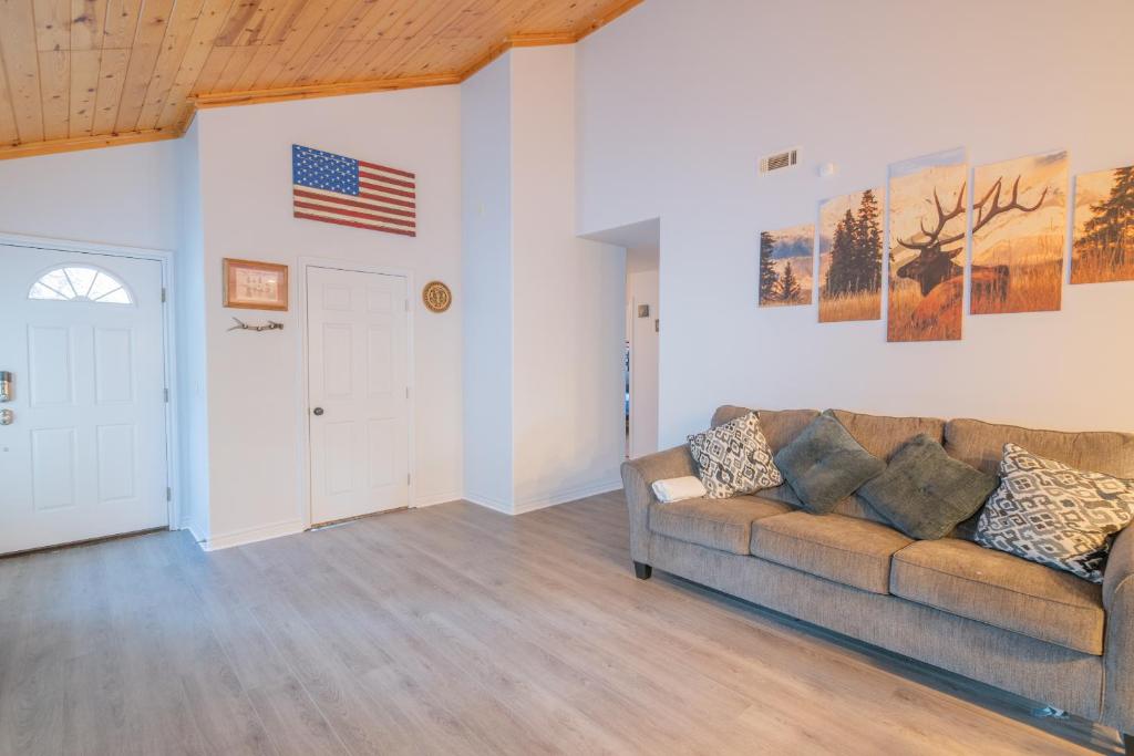 Brown Bear Lodge - Cozy mountain home situated within the quiet and ideal Sugarloaf neighborhood photo 1