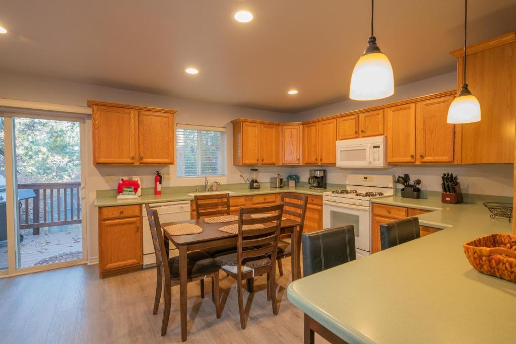 Brown Bear Lodge - Cozy mountain home situated within the quiet and ideal Sugarloaf neighborhood photo 3