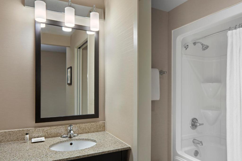 Delta Hotels by Marriott Guelph Conference Centre photo 2