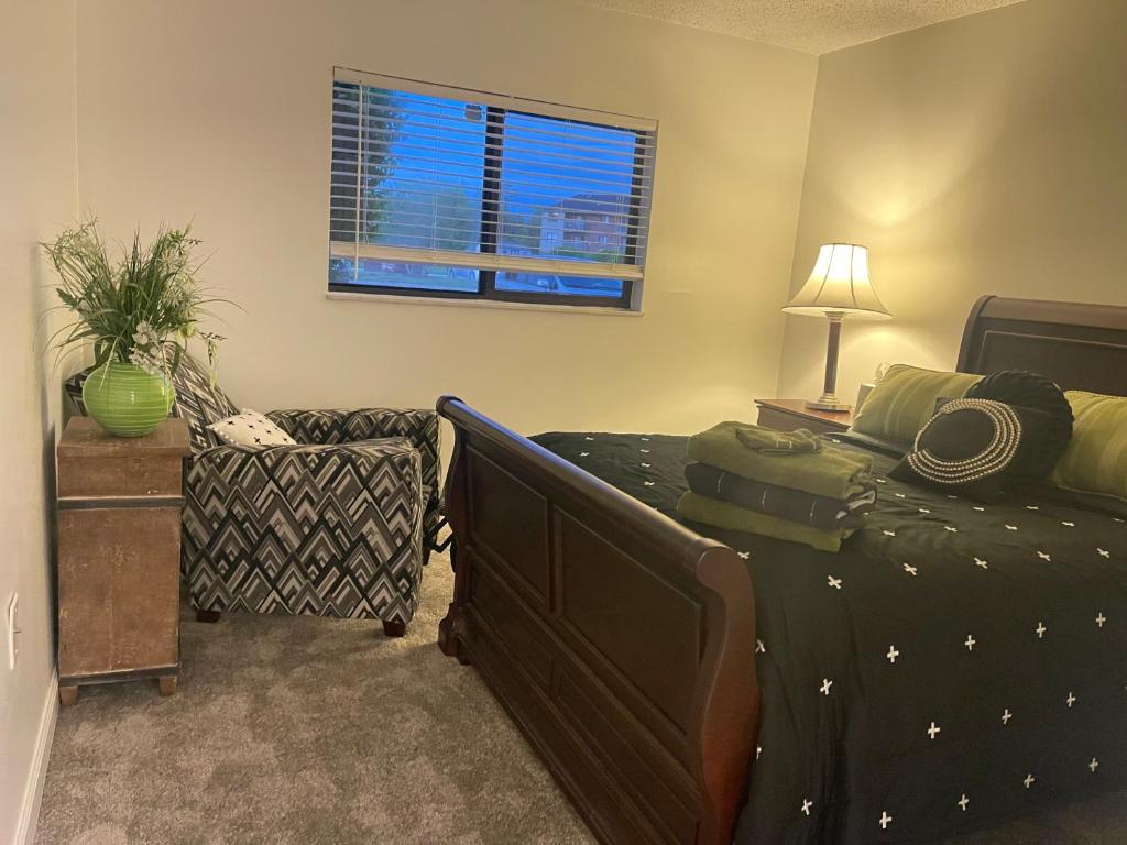 Miami Gallery #71 Gorgeous Full Size Bedroom with SHARED Bathroom photo 2
