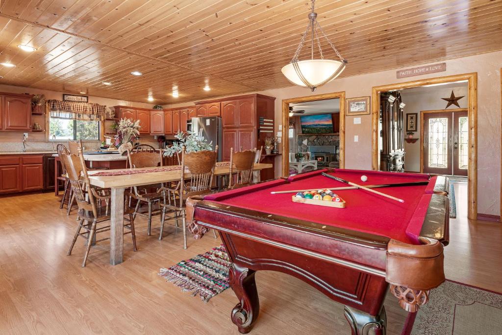 Bear family Ranch - Perfect for groups! ideal location for stargazing and sky watching! photo 1