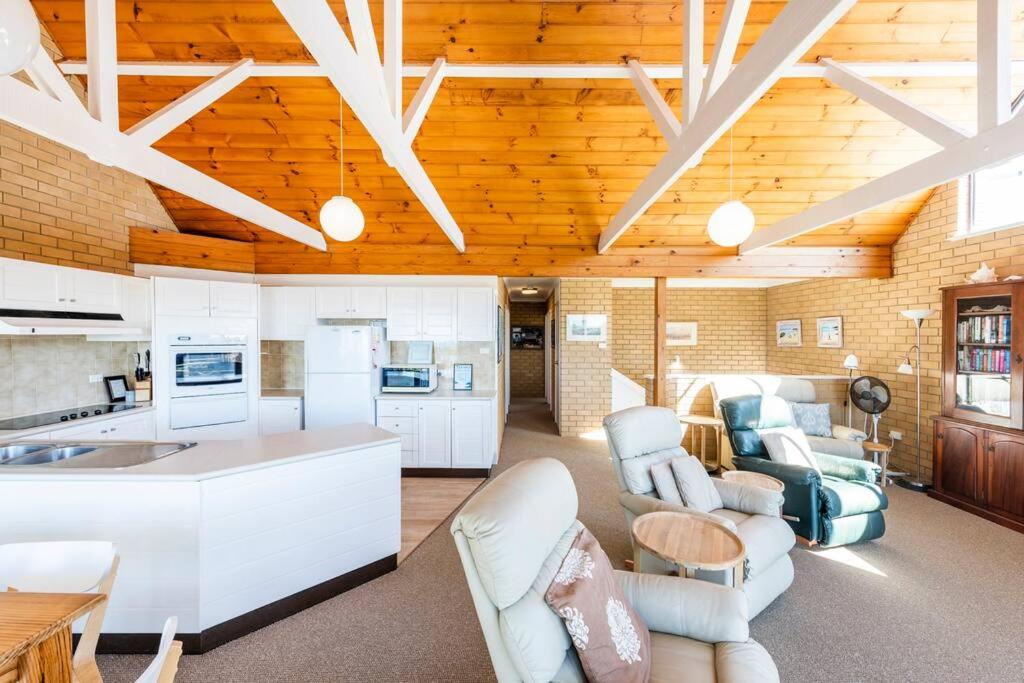 Location+ Ocean & headland views. Wifi, linen + photo 3