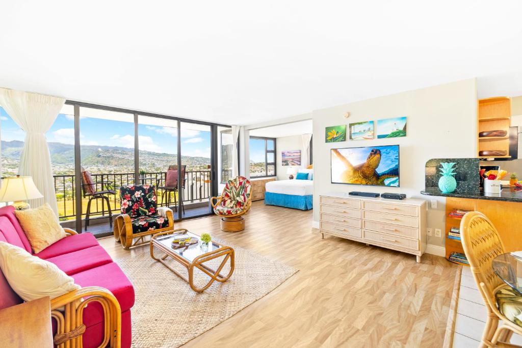Waikiki Banyan corner condo with panoramic views - Tap to explore photos