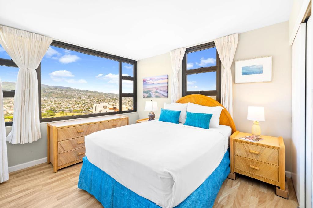 Waikiki Banyan corner condo with panoramic views - Tap to explore photos
