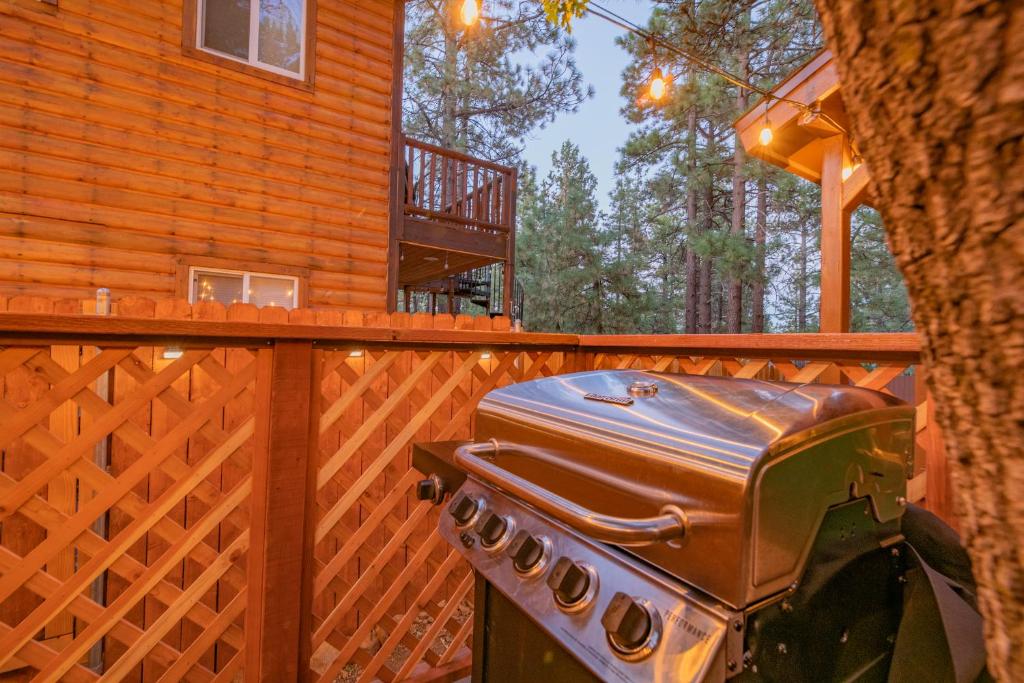 Sugar Pine - Quiet neighborhood, nice to grill and eat outside! Fenced backyard with a new deck! photo 1
