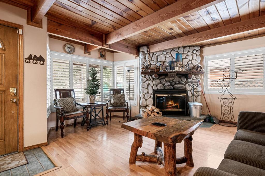 Stonehouse Retreat - Spacious mountain home with Game Room, WiFi, and perfect for family gatherings! photo 1