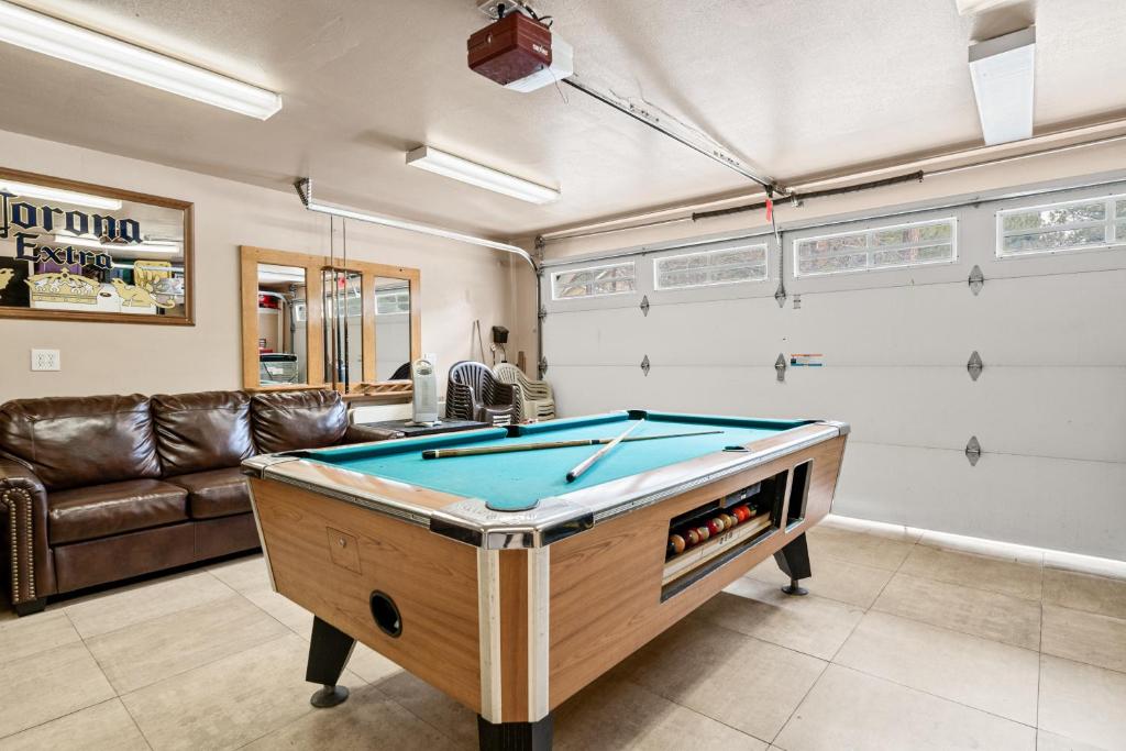 Stonehouse Retreat - Spacious mountain home with Game Room, WiFi, and perfect for family gatherings! photo 2