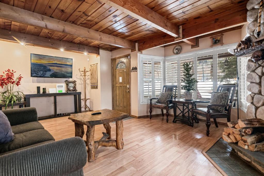 Stonehouse Retreat - Spacious mountain home with Game Room, WiFi, and perfect for family gatherings! photo 3