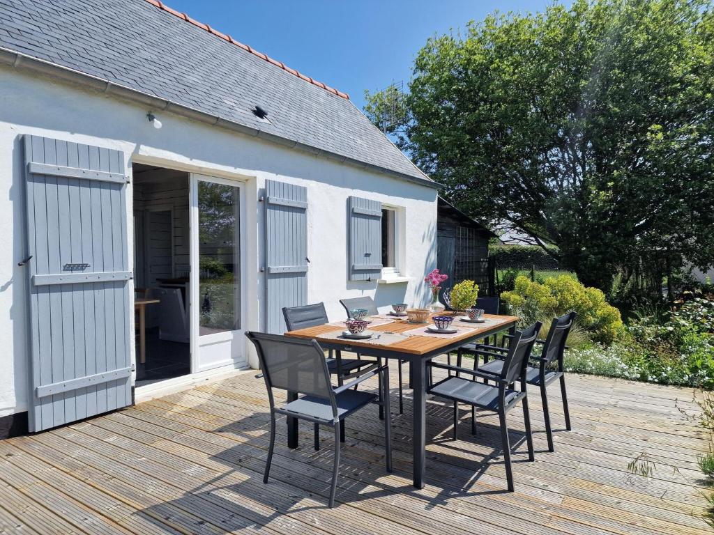 Holiday home with terrace and garden in Locquirec