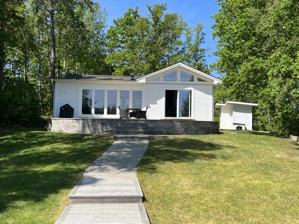 Newly built cottage located on a lake plot by Lake Flaten photo 4