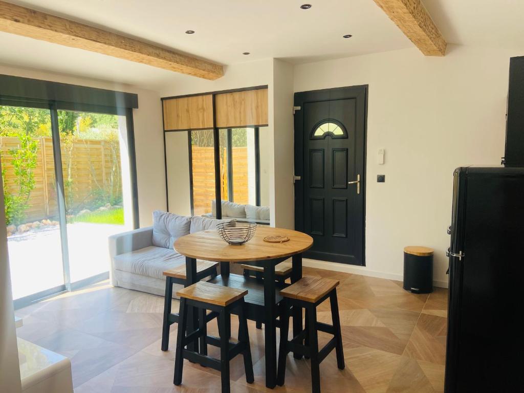 Maisonnette indépendante avec jardin privatif vue Sainte Baume photo 1