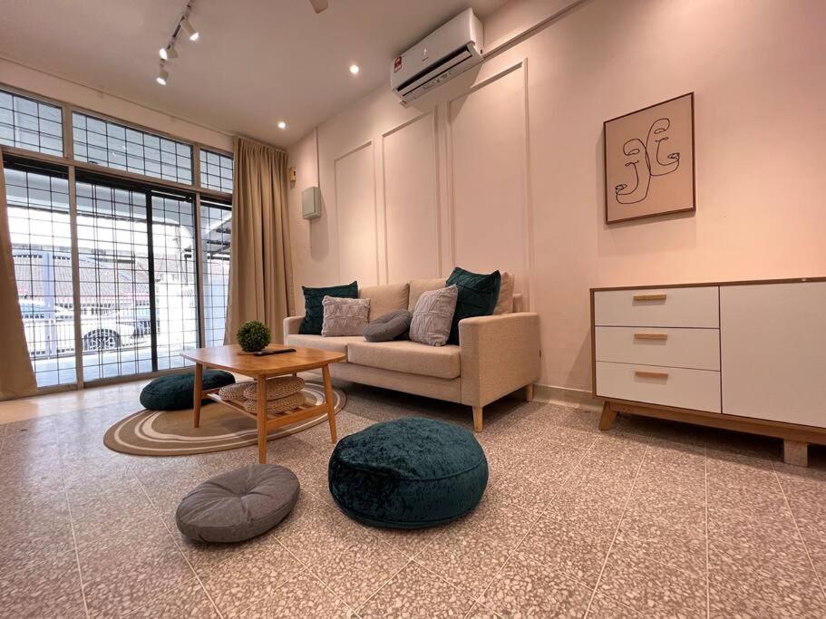 Petaling Jaya SS2 Whole House for up to 12 Pax with Netflix photo 1