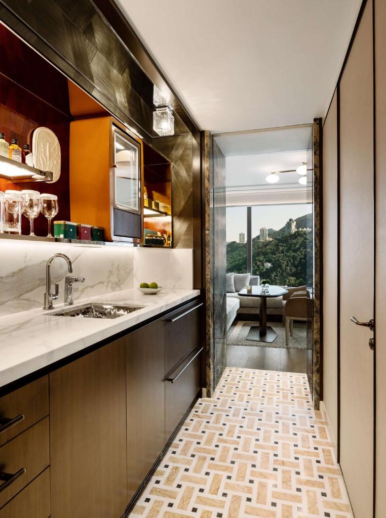 Island Shangri-La Room Type - Cityview Suite