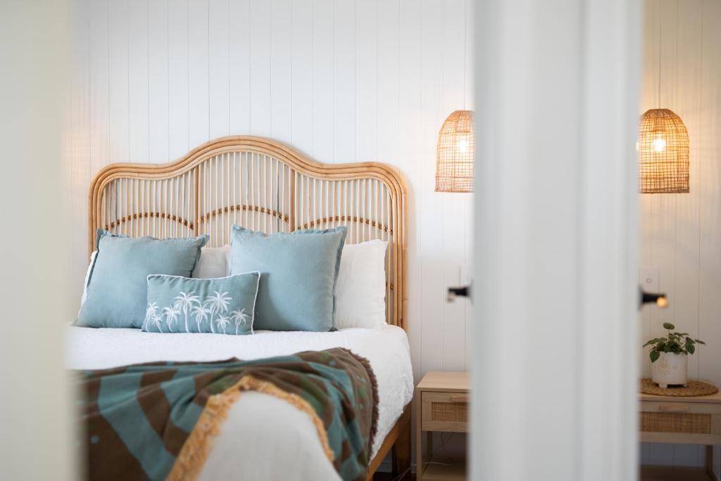 Sanbis Cabin - hidden boutique retreat, sea views